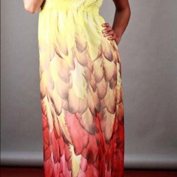 ❤️Beautiful Feather Strapless Maxi Dress❤️ - Picture 2 of 2